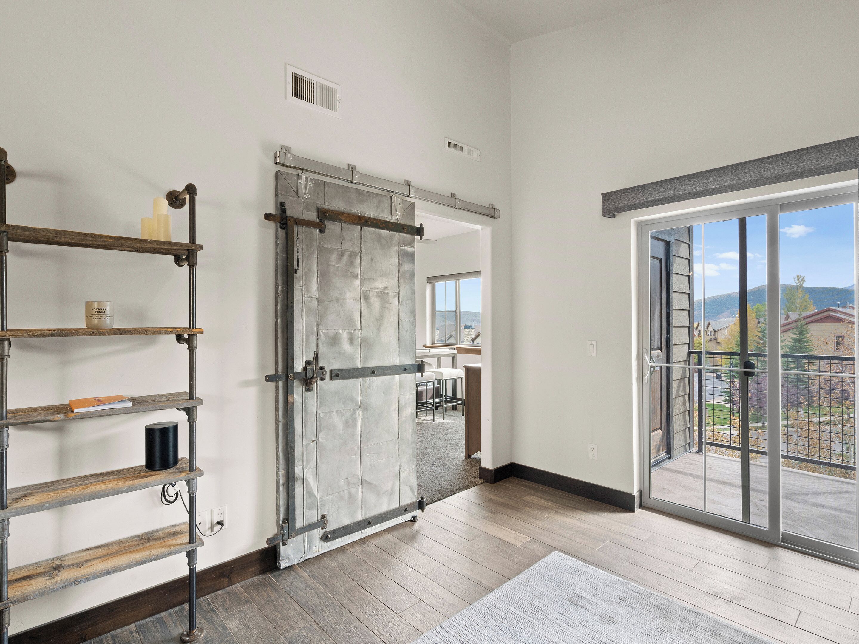 Grand appartement | Woonruimte | Ledtelevisie, een open haard en een dvd-speler