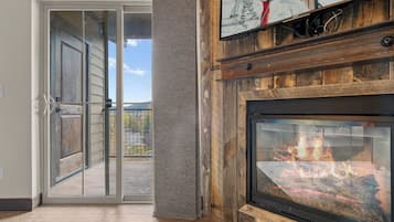 3 Bedroom Condo 2402 | 起居區 | LED 液晶電視、壁爐、 DVD 播放機