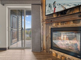 3 Bedroom Condo 2402 | 起居区 | LED 电视、壁炉、DVD 播放器