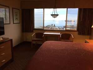 Standard Room 1 King Harbor View | 羽絨被、特厚豪華床墊、書桌、遮光窗簾/窗簾