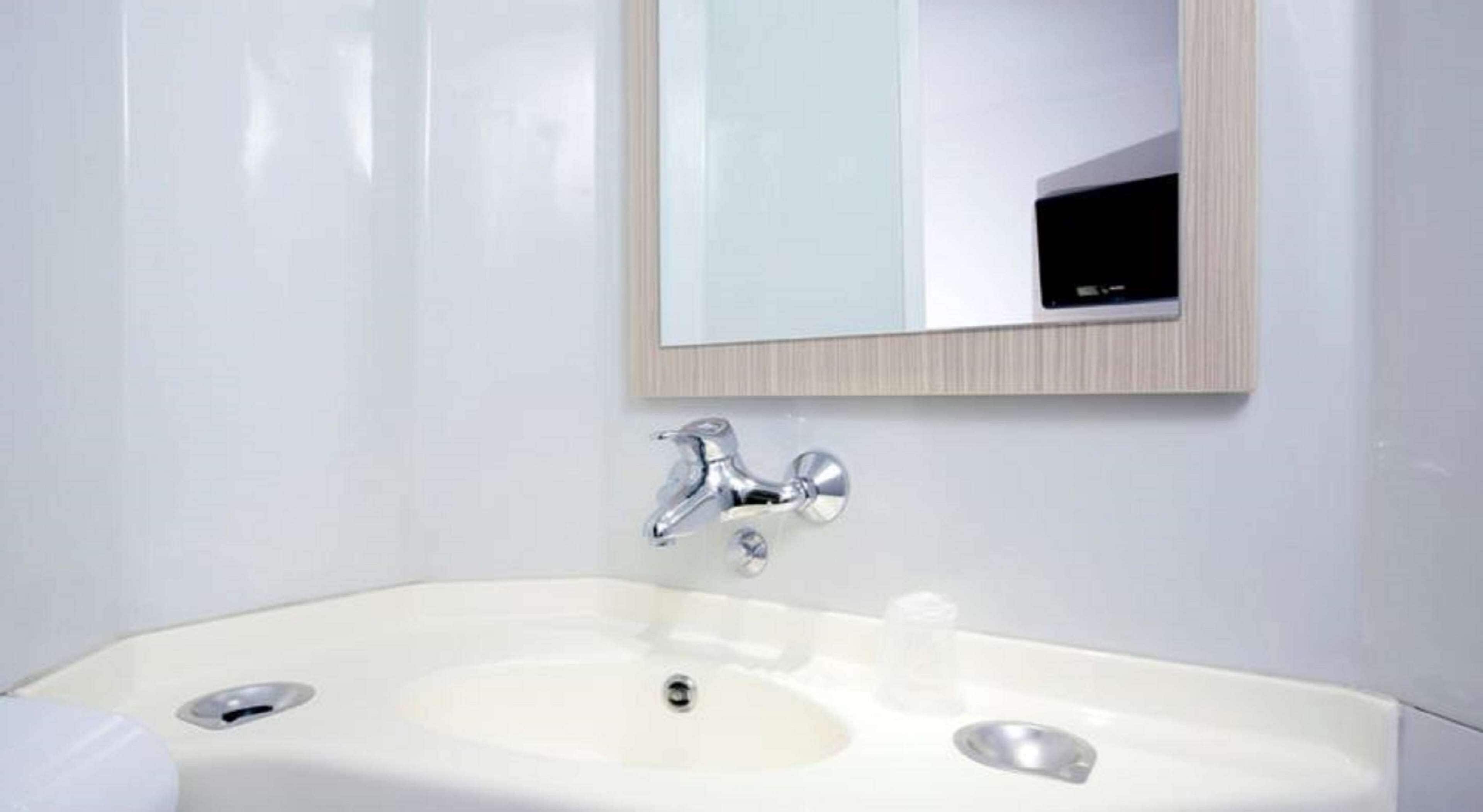 Una scrivania, tende oscuranti, culle/letti per bambini (gratuiti)