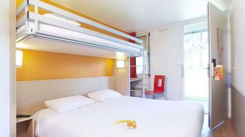 Habitación estándar, varias camas (1 Double and 1 Single bed) | Escritorio, cortinas blackout, cunas gratuitas y wifi gratis