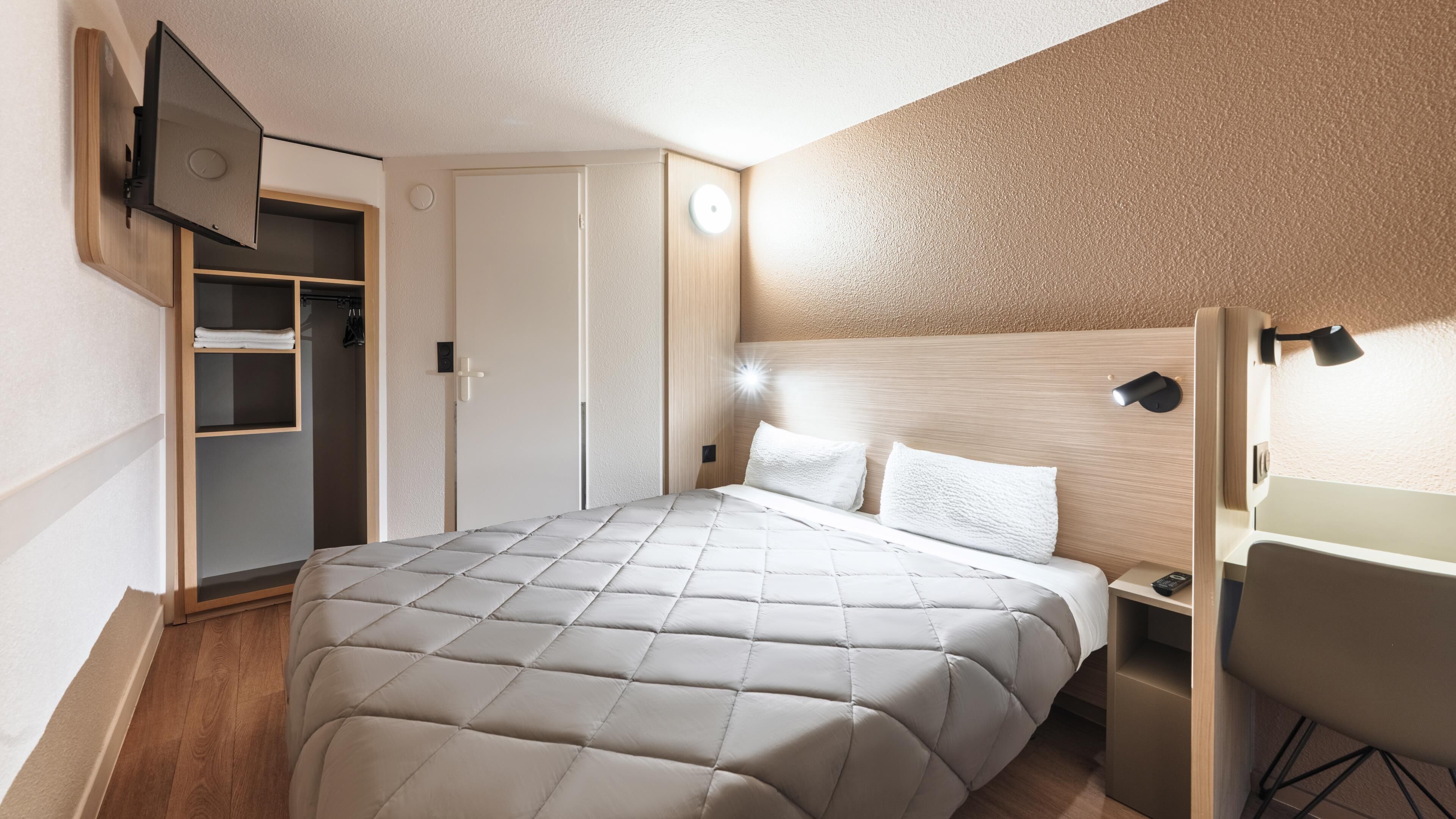 Chambre Standard, 1 grand lit | Bureau, rideaux occultants, lits bébé (gratuits), Wi-Fi gratuit