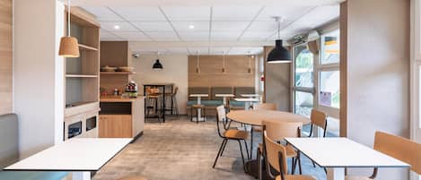 Petit déjeuner buffet (6.2 EUR par personne)