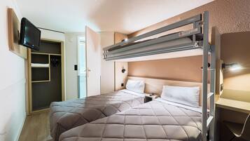 Escritorio, cortinas blackout, cunas gratuitas y wifi gratis