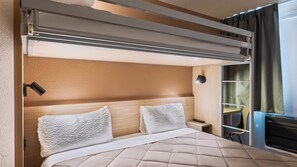Standardzimmer, Mehrere Betten | Schreibtisch, Verdunkelungsvorhänge, kostenlose Babybetten