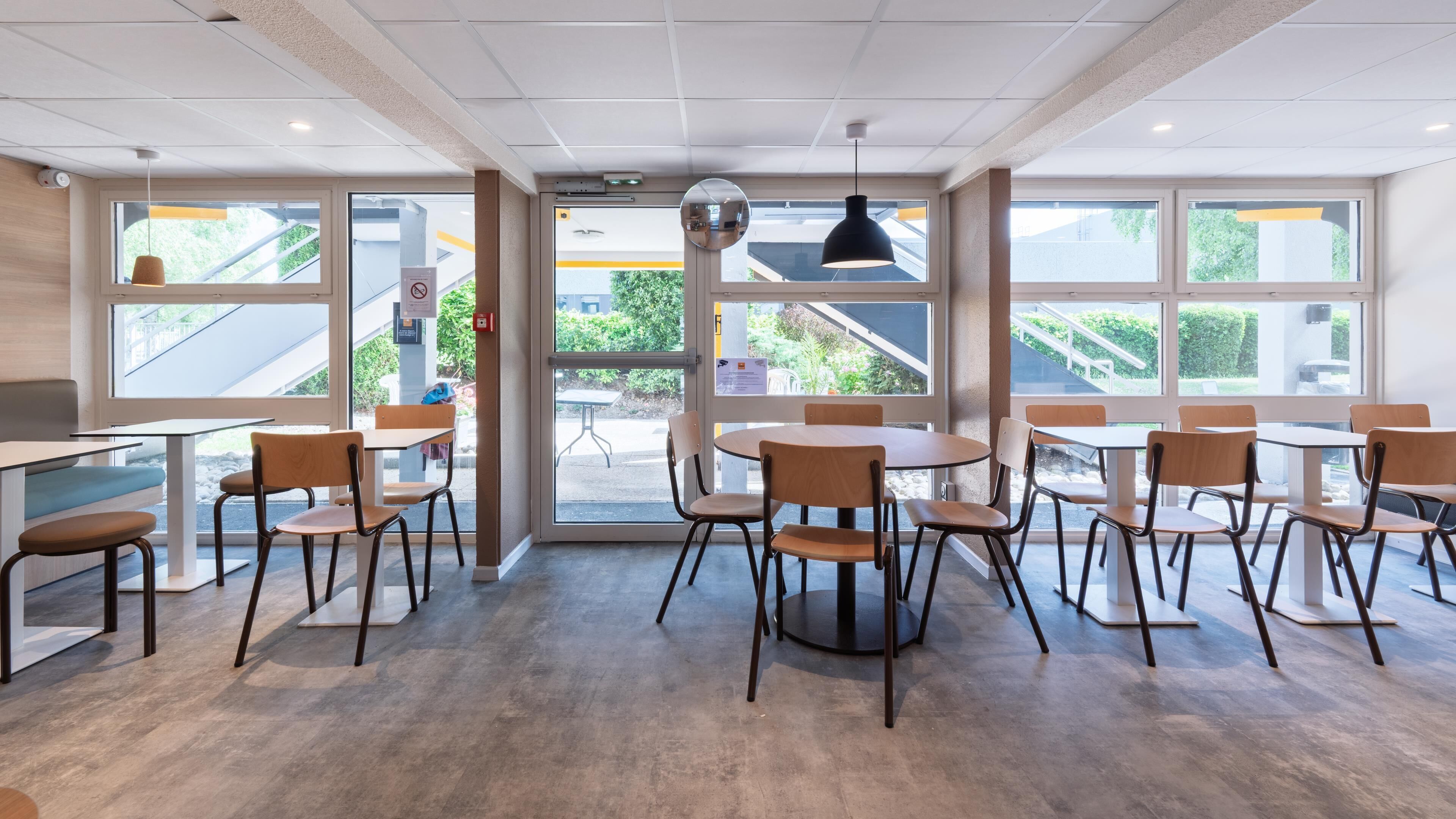 Dagelijks ontbijtbuffet (EUR 6.2 per persoon)