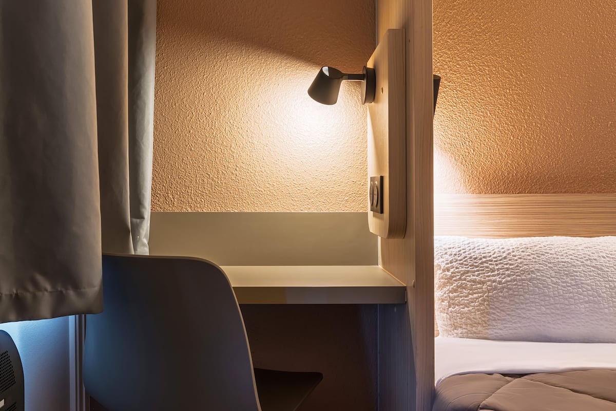 Habitación estándar, 1 cama Queen size | Escritorio, cortinas blackout, cunas gratuitas y wifi gratis