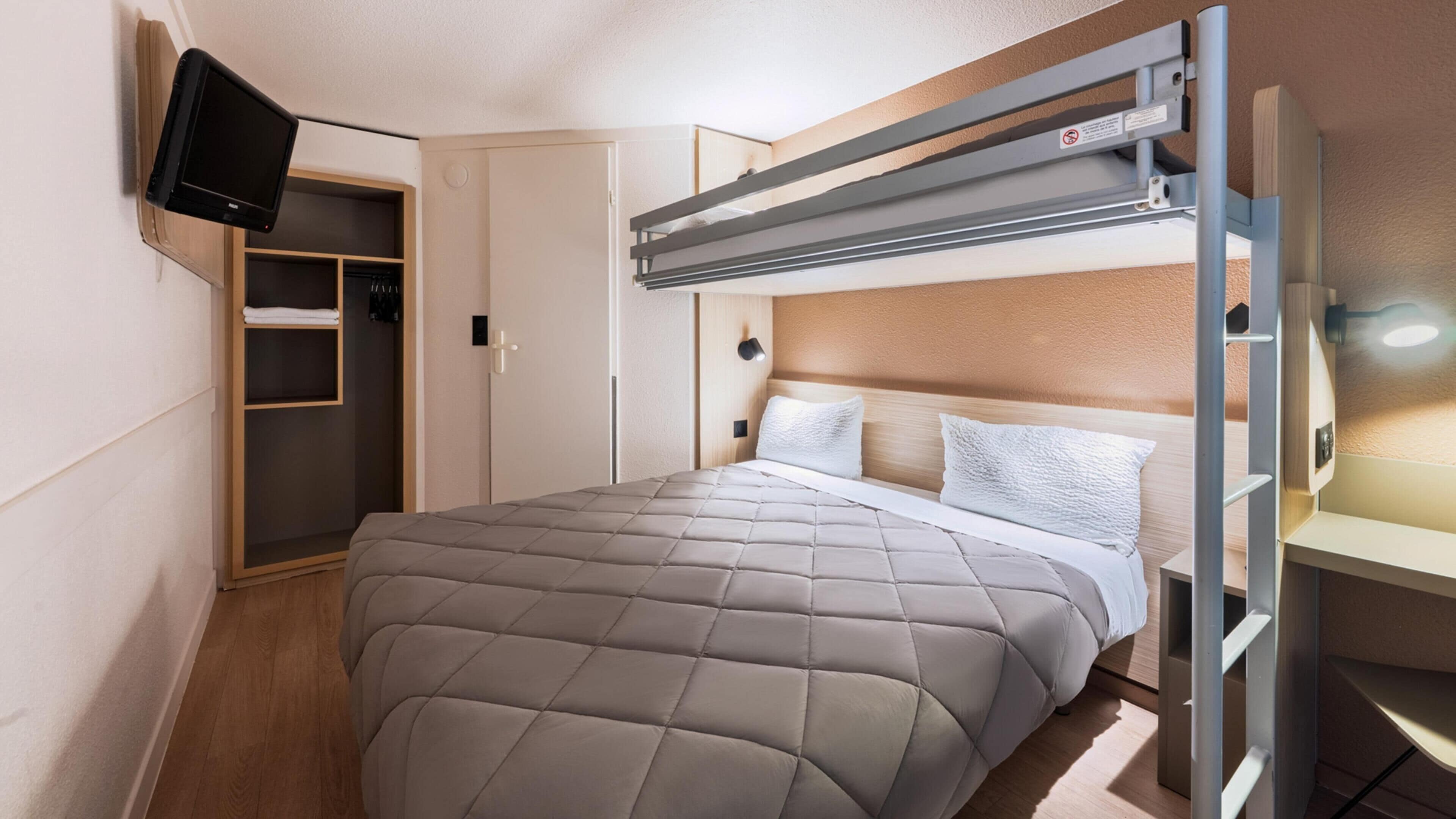Chambre Standard, plusieurs lits | Bureau, rideaux occultants, lits bébé (gratuits), Wi-Fi gratuit