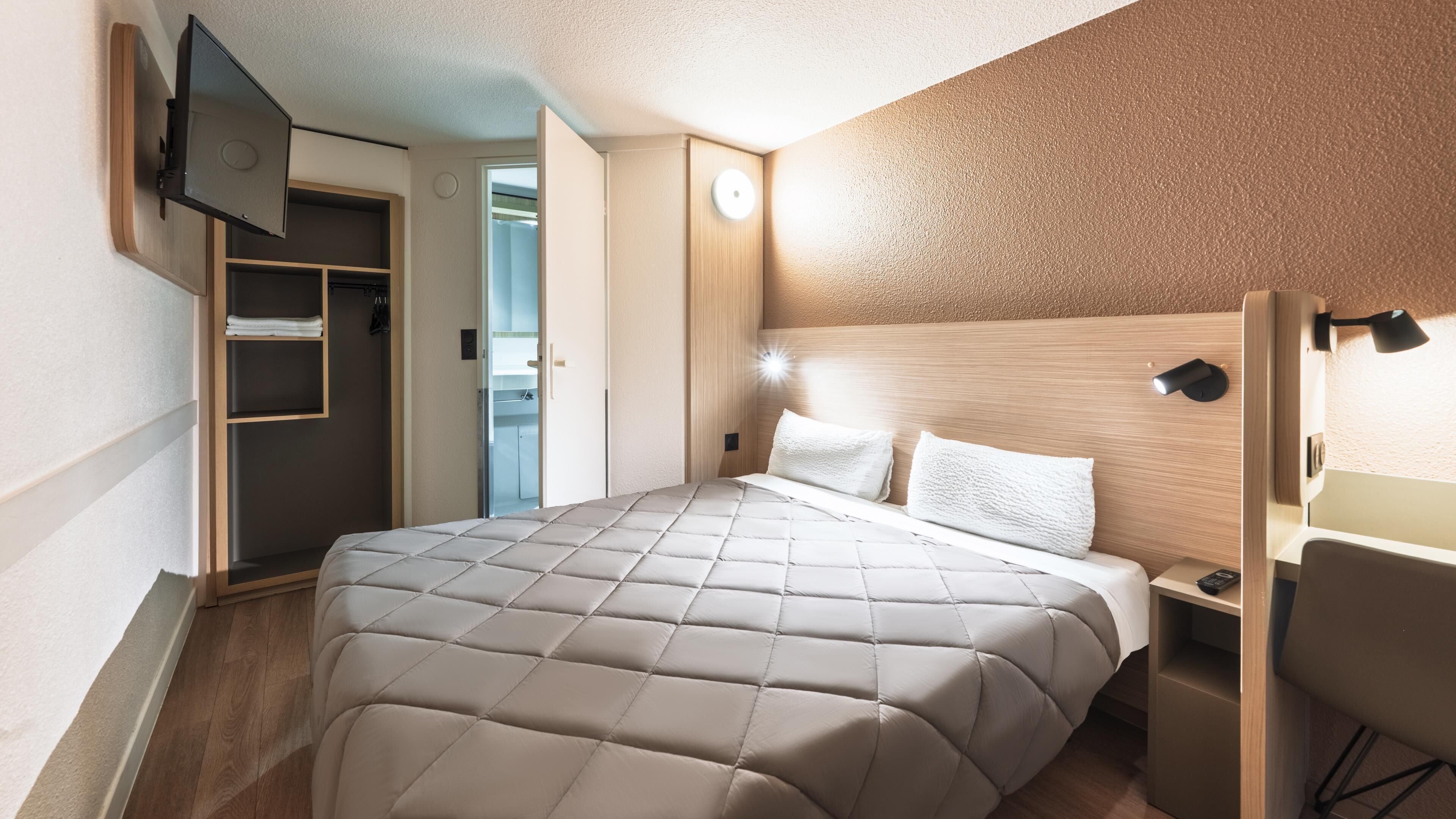 Standard Room, 1 Queen Bed