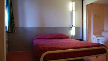 Standard Room, 1 Double Bed | Desk, blackout drapes, free WiFi, bed sheets
