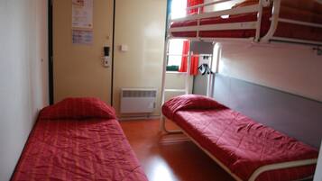 Standaard kamer, 3 eenpersoonsbedden | Een bureau, verduisterende gordijnen, gratis wifi, beddengoed