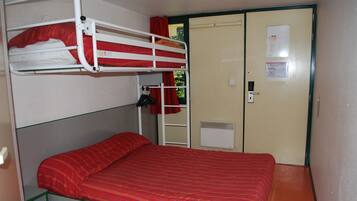 Chambre Standard, plusieurs lits (1 Double and 1 Single bed)