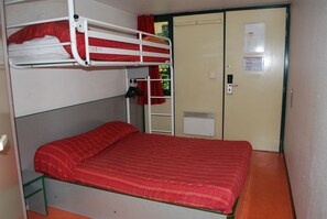 Rom – standard, flere senger (1 Double and 1 Single bed) | Skrivebord, blendingsgardiner, wi-fi (inkludert) og sengetøy
