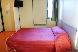 Desk, blackout drapes, free WiFi, bed sheets - Premiere Classe Epinal (Epinal)