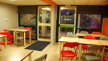 To-go breakfast on weekdays (EUR 6.50 per person)