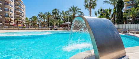 Piscina all'aperto, lettini