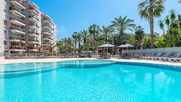 Piscina a l'aire lliure i gandules