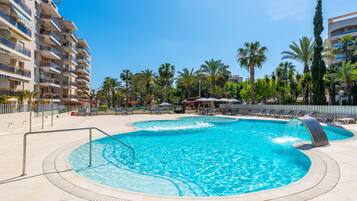 Piscina a l'aire lliure i gandules