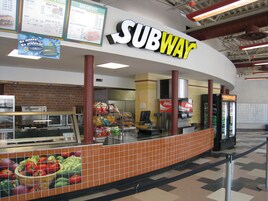 供應早餐、午餐及晚餐