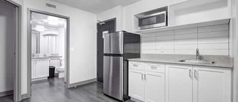 Suite, 2 habitaciones, cocineta | Cocina privada | Refrigerador con congelador y microondas