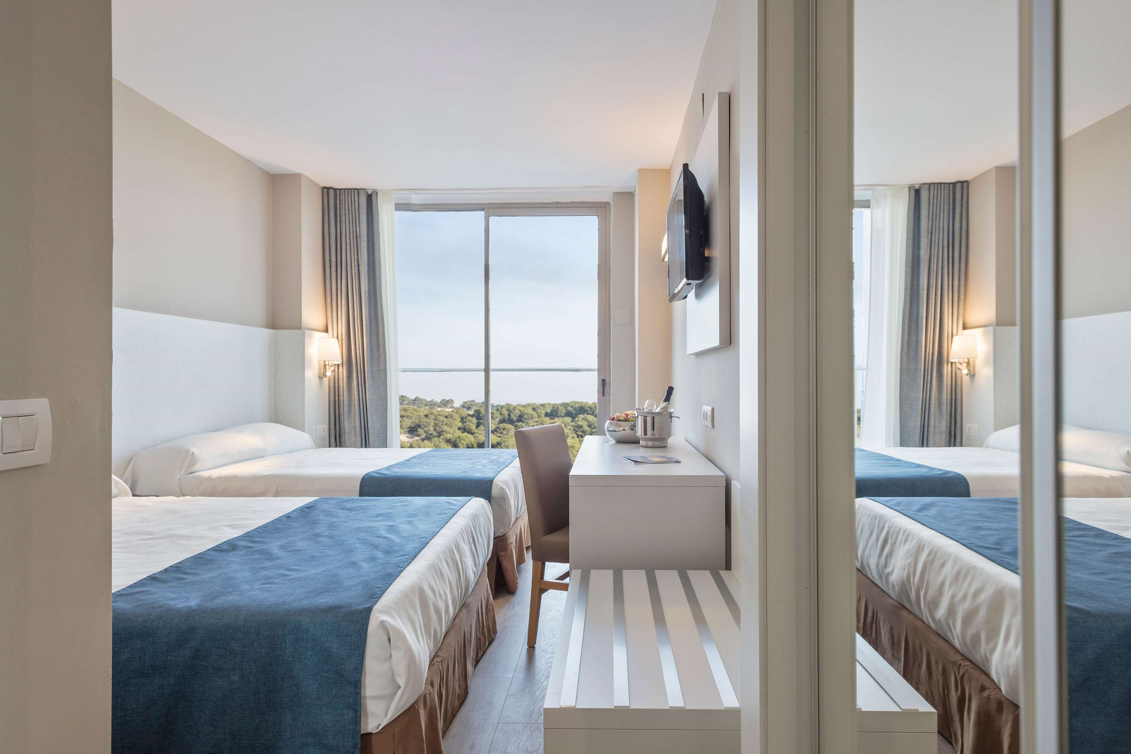 Minibar, coffres-forts dans les chambres, bureau, Wi-Fi gratuit