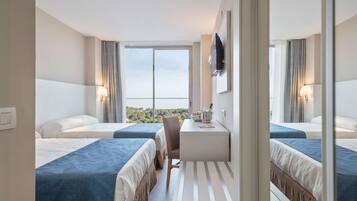 ميني بار وخزنة داخل الغرفة ومكتب وواي فاي مجانًا