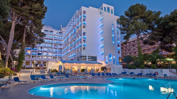 A hotel with a swimming pool, multiple floors, and outdoor seating areas. - Hotel Best Mediterraneo (Salou)