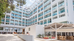 A modern hotel with multiple balconies, outdoor seating areas, and a covered patio. - Hotel Best Mediterraneo (Salou)