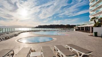 2 piscinas al aire libre, sombrillas, tumbonas