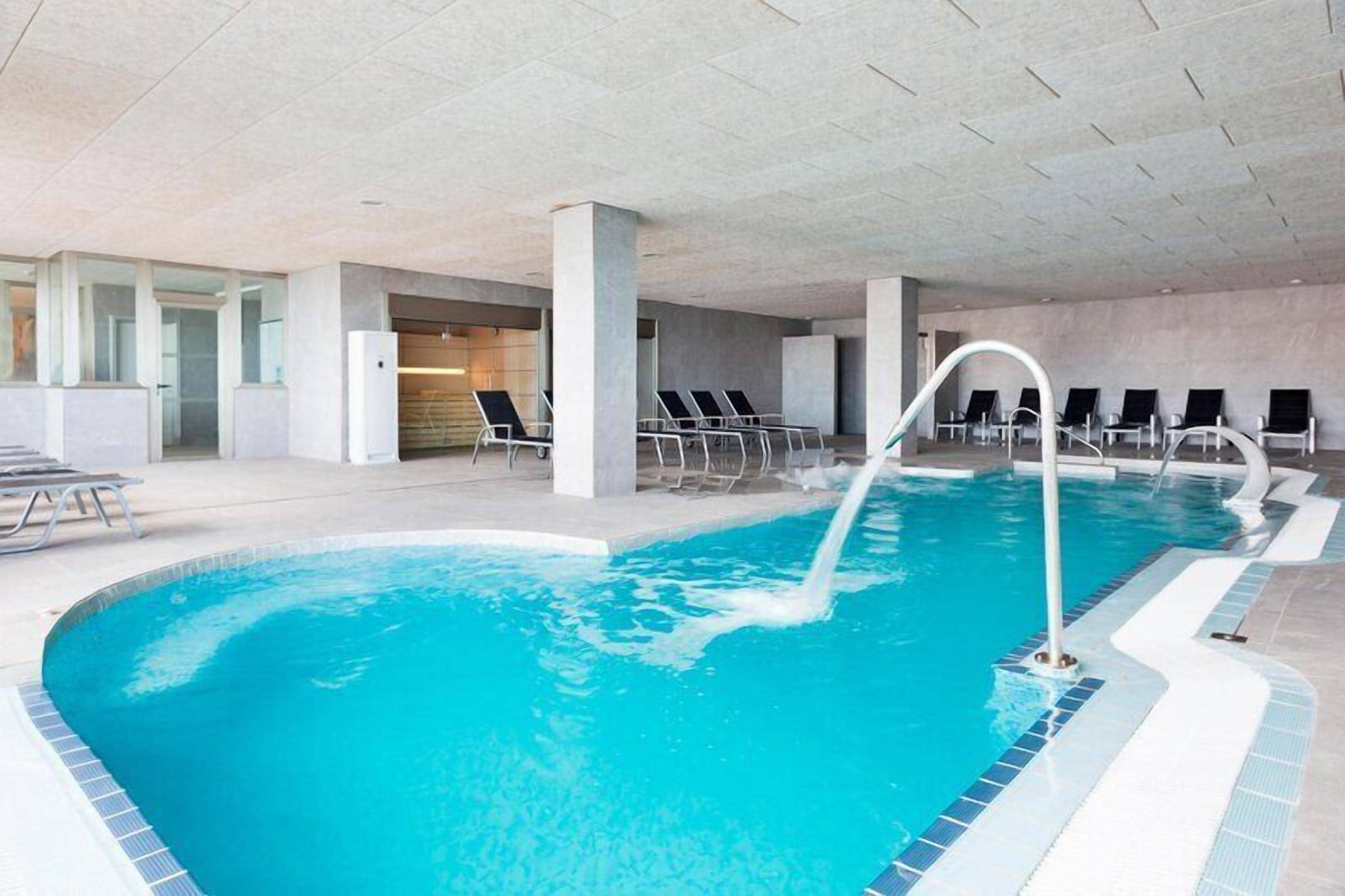 2 piscinas externas, guarda-sóis, espreguiçadeiras