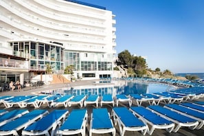 2 piscinas al aire libre, sombrillas, sillones reclinables de piscina