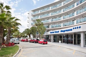 A hotel with multiple floors, large glass windows, and a sign reading "Hotel Best Negresco". - Hotel Best Negresco (Salou)