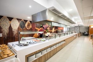 Frukost, lunch och middag serveras