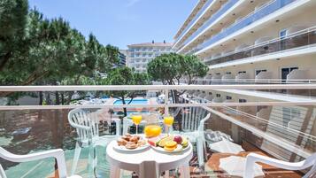 Serveert ontbijt, lunch en diner