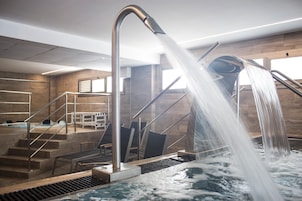 Inomhuspool, utomhuspool, parasoller och solstolar