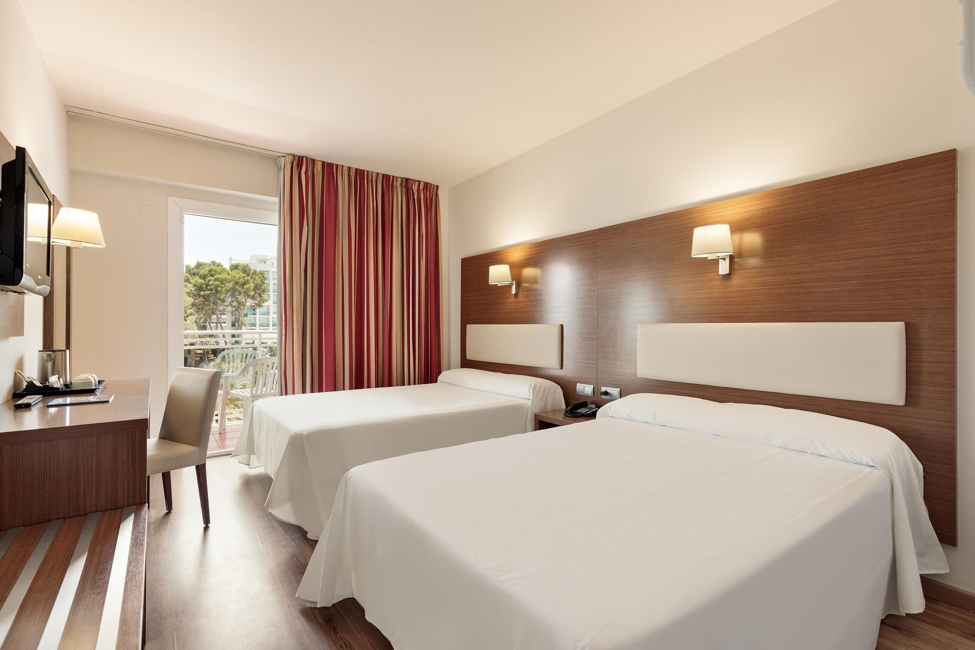In-room safe, desk, WiFi (free), bed sheets