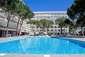 Piscina coperta, piscina all'aperto, ombrelloni da piscina, lettini