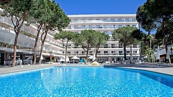 Una piscina cubierta, una piscina al aire libre, sombrillas, tumbonas