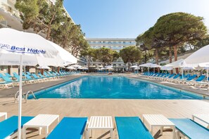 Indoor pool, outdoor pool, pool umbrellas, sun loungers - Hotel Best Oasis Park (Salou)