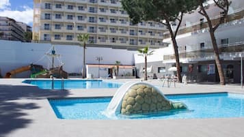 Una piscina cubierta, una piscina al aire libre, sombrillas, tumbonas