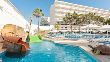 Una piscina cubierta, una piscina al aire libre, sombrillas, tumbonas