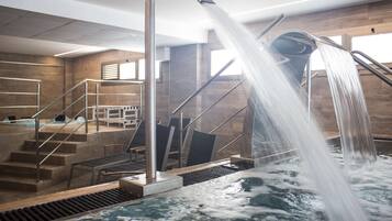 Een sauna, een bubbelbad, een Turks bad/hammam, lichaamsbehandelingen