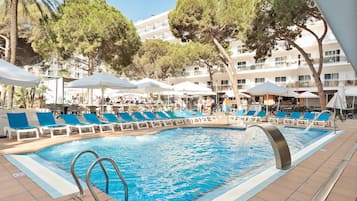 Una piscina cubierta, una piscina al aire libre, sombrillas, tumbonas
