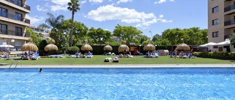 Innendørsbasseng, utendørsbasseng og bassengparasoller