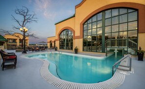Piscine couverte, piscine extérieure, chaises longues