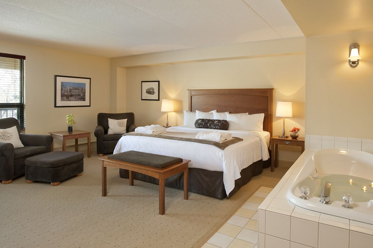 Phòng Cao cấp, 1 giường cỡ king (Executive Room, 1 King Bed) | Bộ đồ giường cao cấp, nệm có lớp đệm bông, bàn 