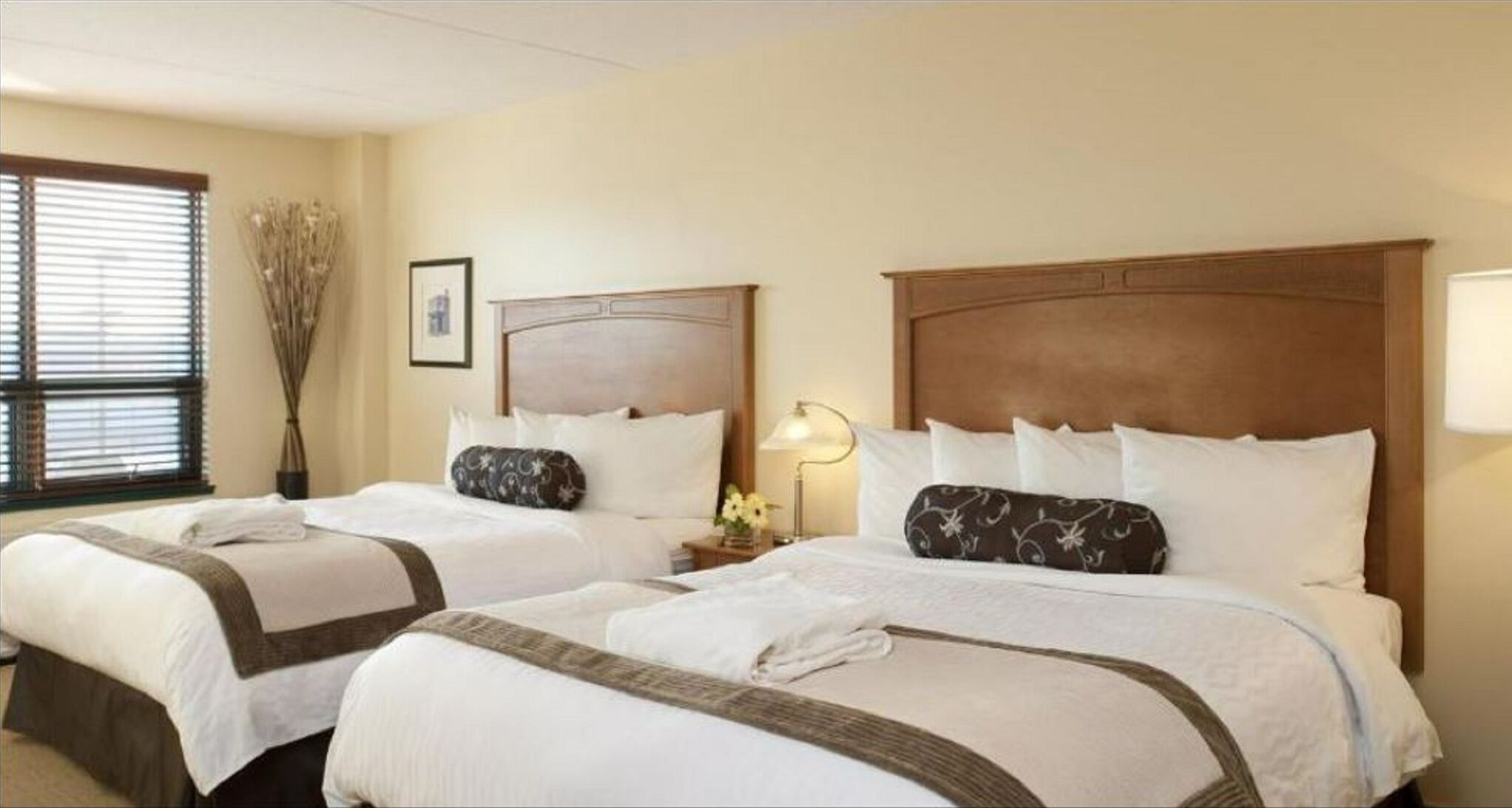 Luxe beddengoed, pillowtop-bedden, een bureau, een laptopwerkplek