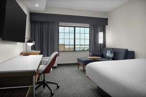 ルーム キングベッド 1 台ソファーベッド付き | 低刺激性寝具、羽毛の掛け布団、デスク、遮光カーテン