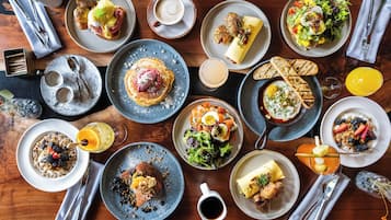 Variedad de platillos para el desayuno sobre una mesa de madera.